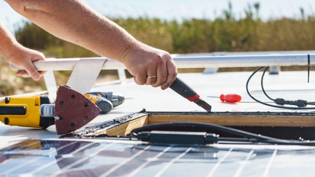 Step-by-Step Guide to Connect a Solar Panel to a Battery Image